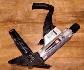 Gr200lcn Grip-rite Pneumatic L Cleat Flooring Nailer - Broken Gr200lcn Grip-rite Pneumatic L Cleat Flooring Nailer - Broken