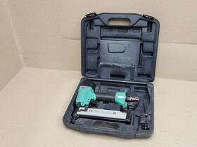 Grizzly G6043 1/4 Inch Crown Staple Gun With Case