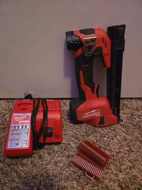 2448-21 Milwaukee M12 Cable Stapler With Battery And Staples 2448-21 Milwaukee M12 Cable Stapler With Battery And Staples