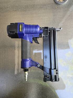 Nailmaster 47238 18 Gauge Straight Pneumatic Brad Nail Gun 100 Psi Blue/black