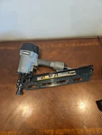 (RI4) Numax SFR2190 Pneumatic Degree 3-1/2" Full Round Head Framing Nailer. Fixed Price $24.99.